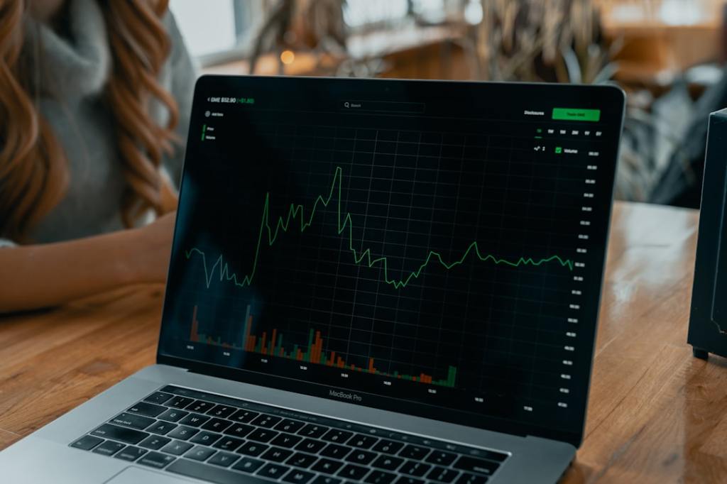 Energéticas cotizan en rojo: ADRs caen hasta 3,5% mientras riesgo país&nbsp;trepa